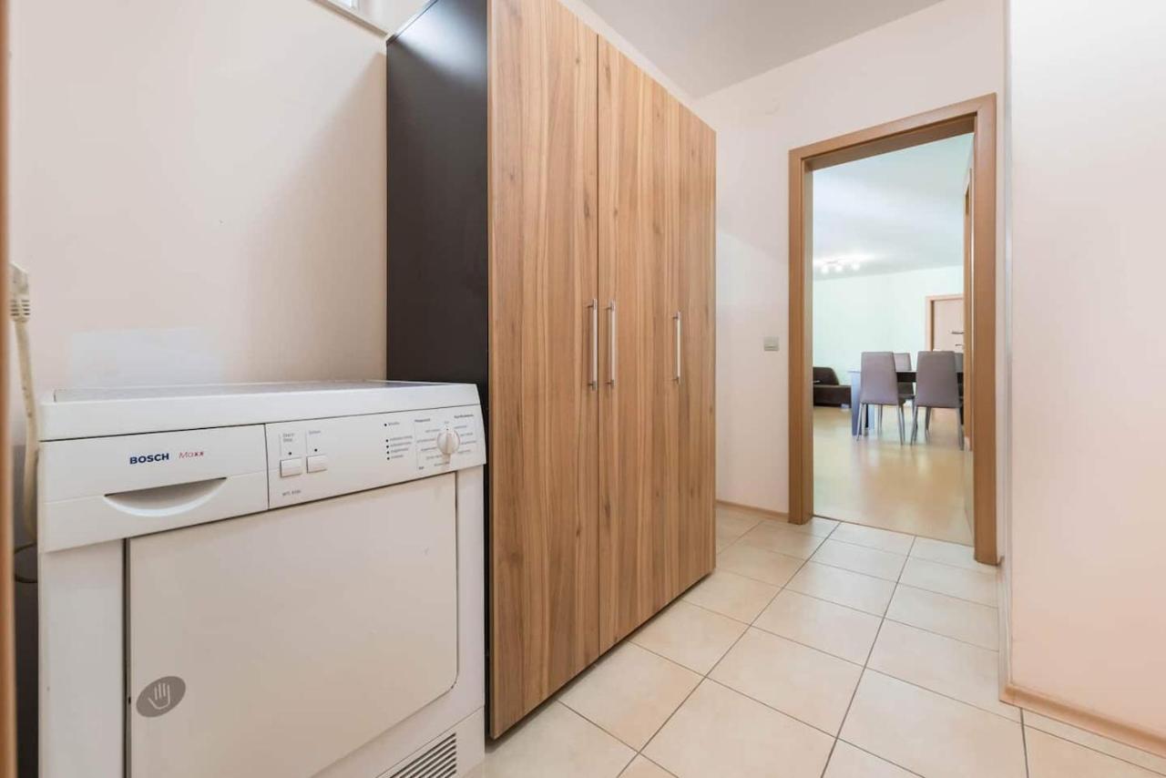 Minimalistic 1Br Flat With A Parking Spot Apartman Várna Kültér fotó